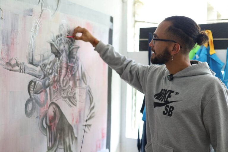 Imagen de una persona pintando