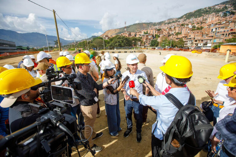 Imagen del Alcalde Federico Gutiérrez con medios de comunicación en una obra