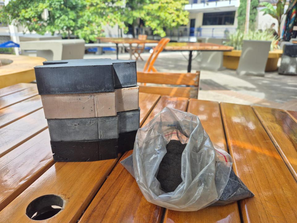Ceniza de bagazo de caña de azúcar, ya procesada y lista para ser mezclada con caucho natural y fabricar los ladrillos que están al lado. Imagen ladrillos sismorresistentes y amigables con el medio ambiente BOLSA