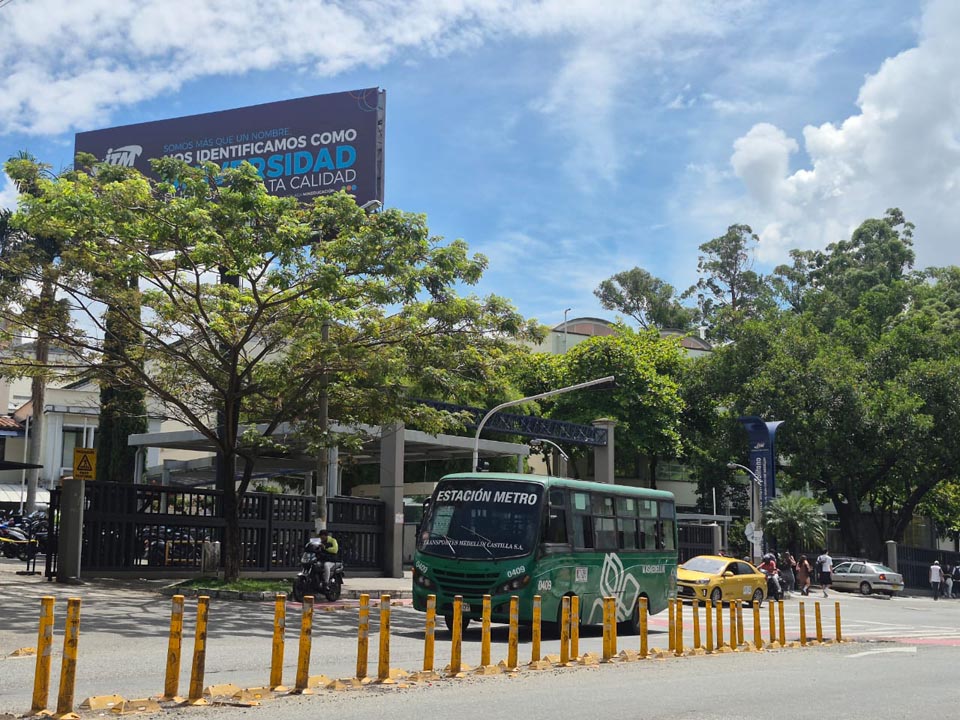 Campus Robledo del ITM, institución universitaria de la Alcaldía de Medellín. Imagen ladrillos sismorresistentes y amigables con el medio ambiente ENTRADA