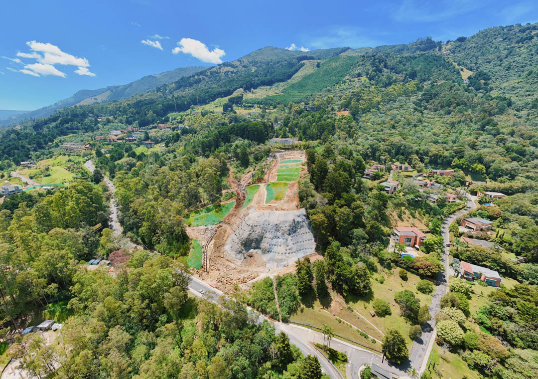 Imagen panorámica de obra para evitar deslizamientos en la vía