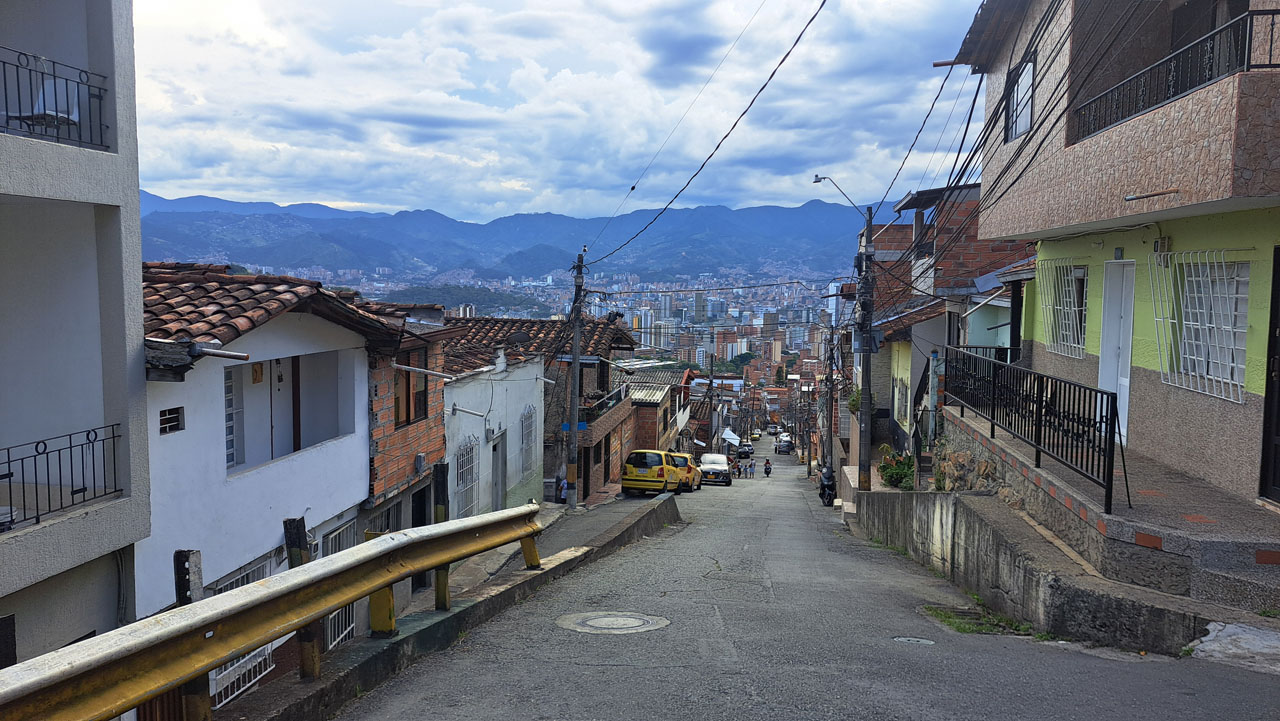 Imagen quebrada y montaña comuna 8 y San Cristóbal (10)