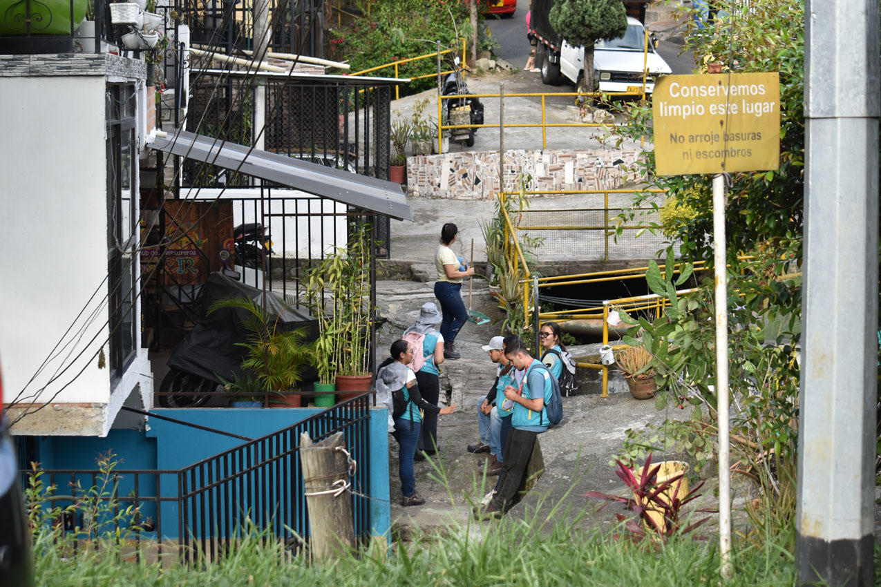 Imagen quebrada y montaña comuna 8 y San Cristóbal (3)