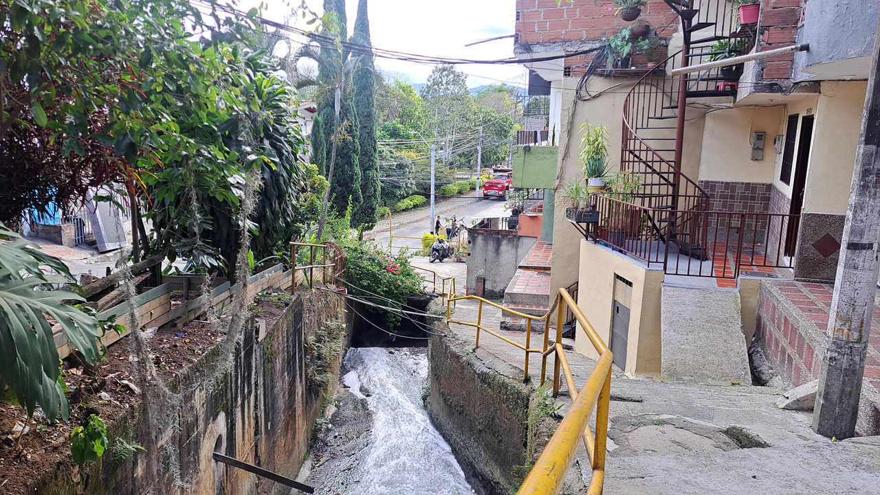 Imagen quebrada y montaña comuna 8 y San Cristóbal (8)