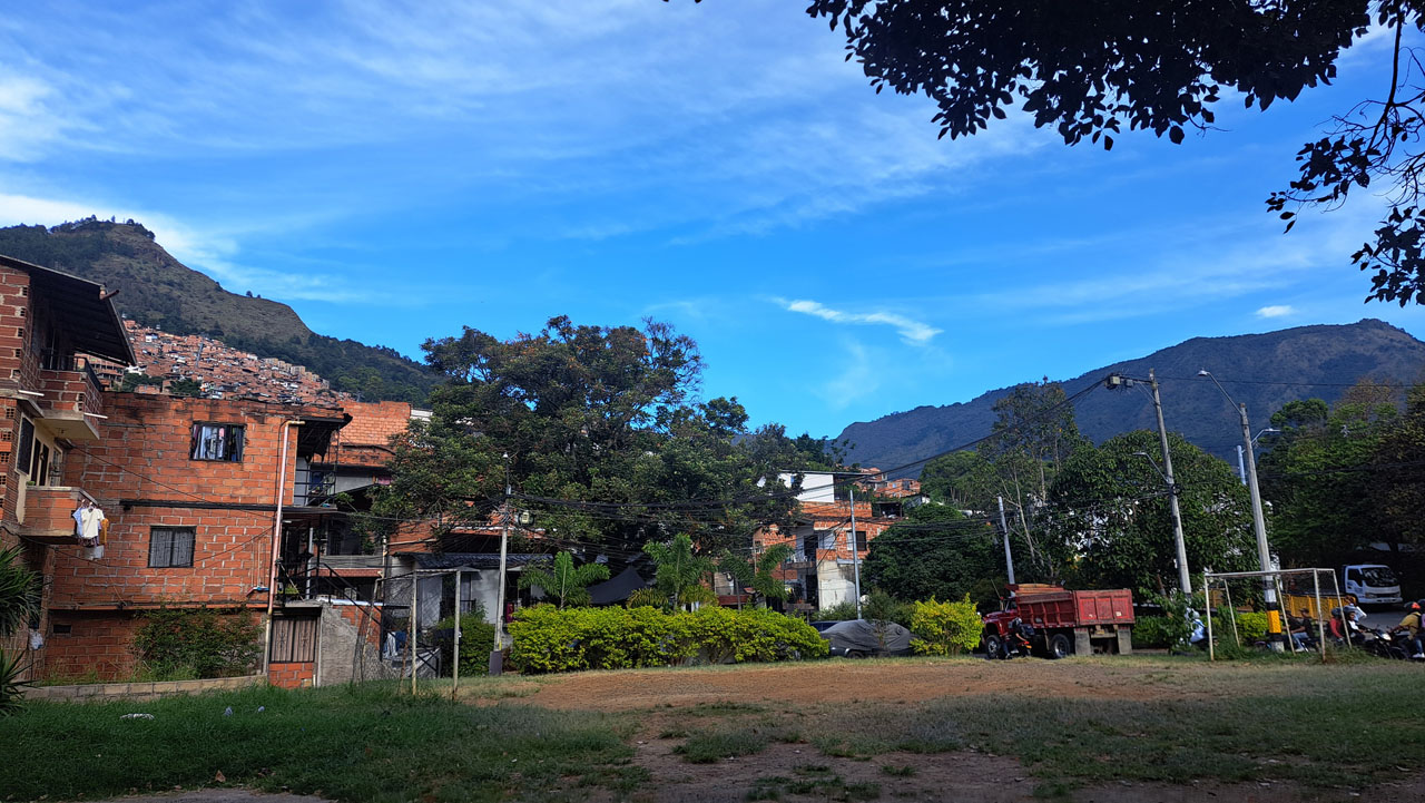 Imagen quebrada y montaña comuna 8 y San Cristóbal (8)