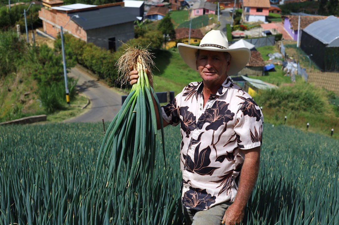imagen de campesino con una cebolla