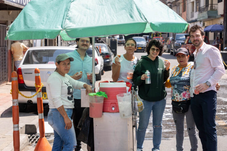 Imagen de grupo de personas en una venta en la calle