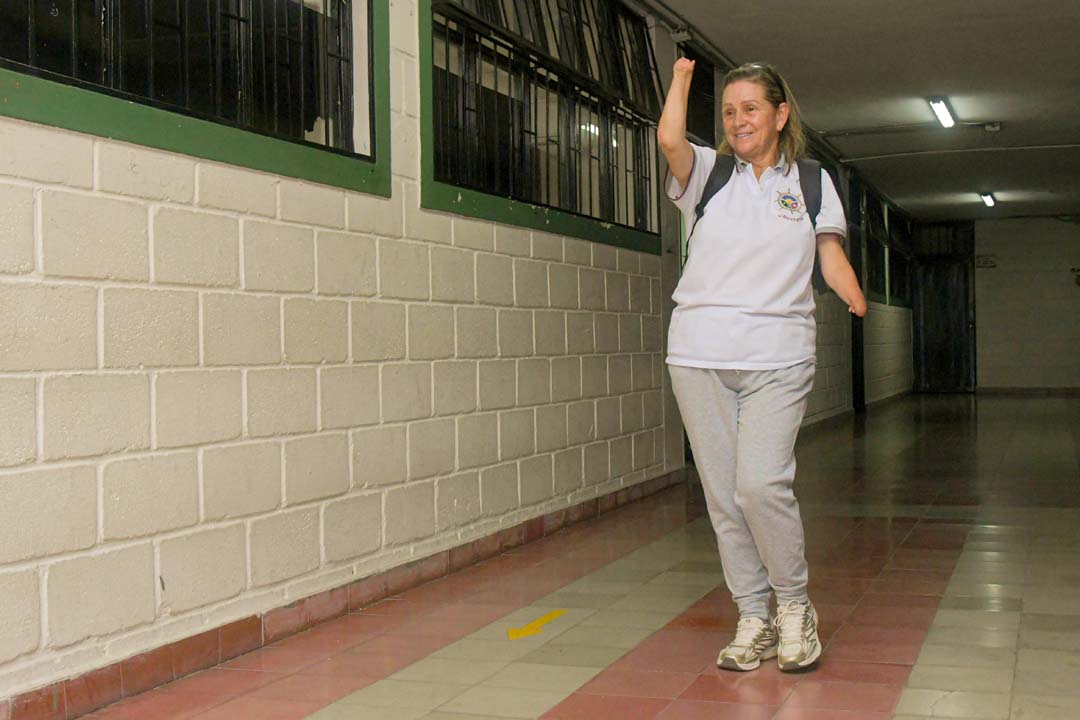 Imagen Adriana, una estudiante de 60 años en Medellín, que volvió al colegio foto 8.jpg