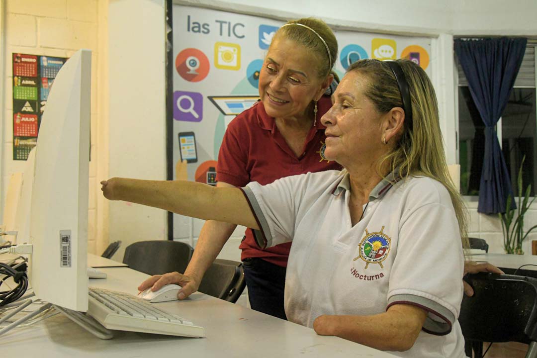 Imagen Adriana, una estudiante de 60 años en Medellín, que volvió al colegio foto 8.jpg