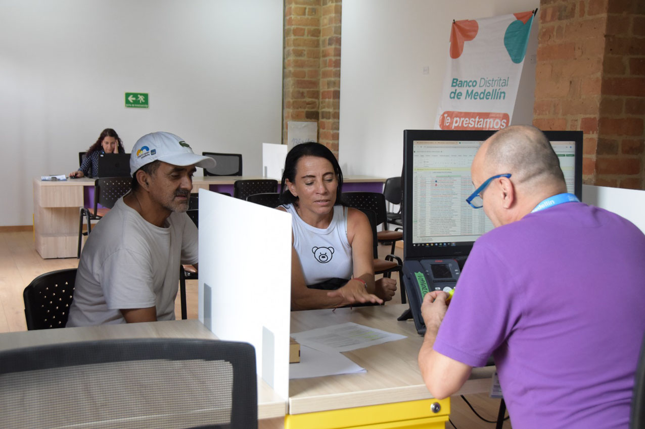 Comerciantes y emprendedores del Centro impulsan sus negocios con créditos del Banco Distrital Imagen Comerciantes y emprendedores del Centro impulsan sus negocios con créditos del Banco Distrital (2)