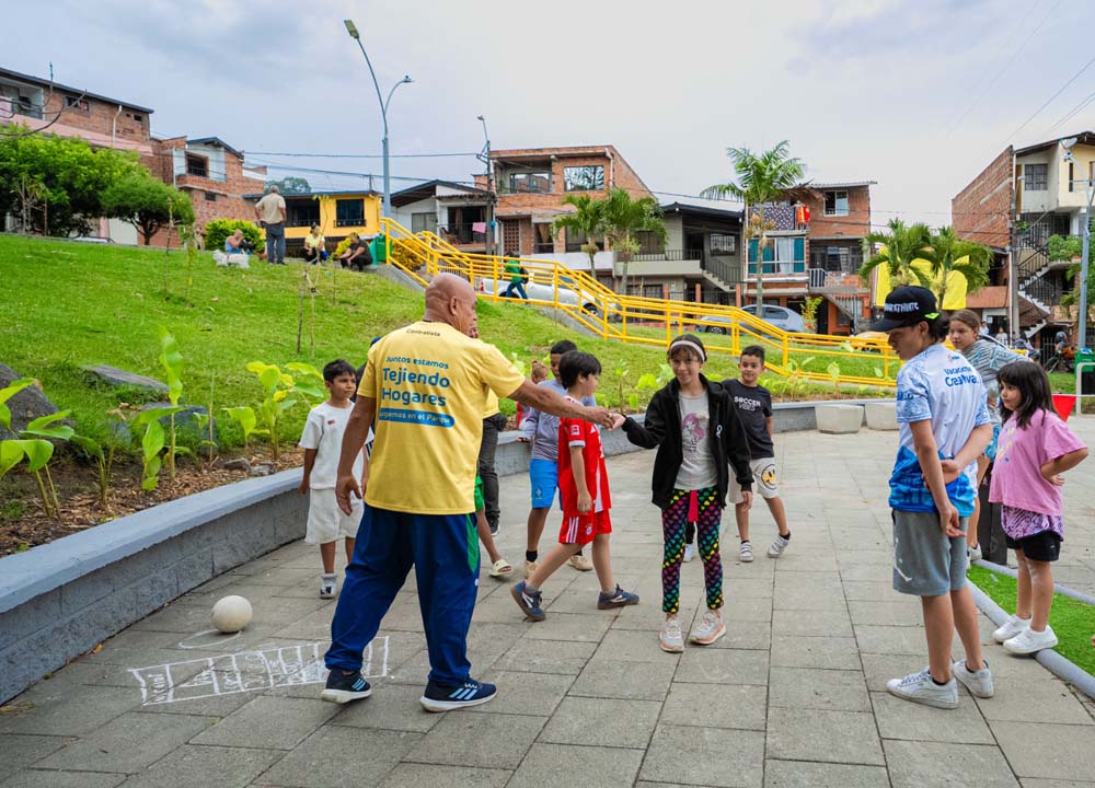 Niños jugando Imagen Juguemos en el parque (1)