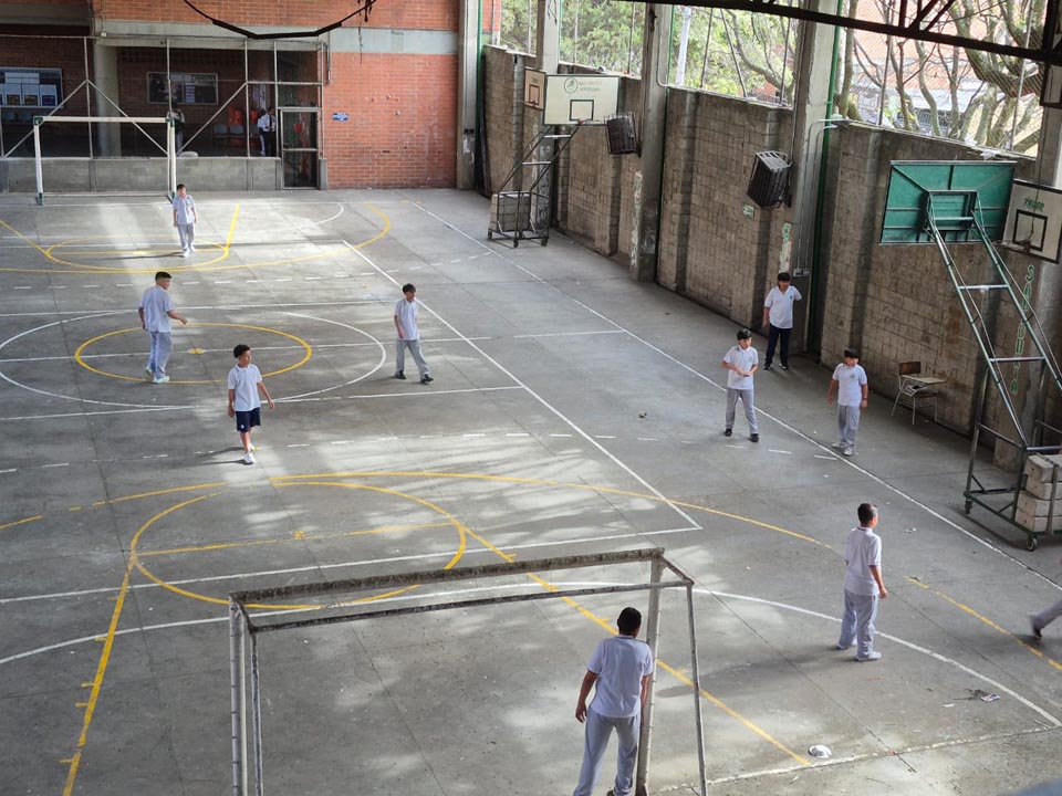 Cancha polideportiva de la Institución Educativa Federico Ozanam. Imagen ampliación de la Institución Educativa Federico Ozanam de Medellín CANCHA