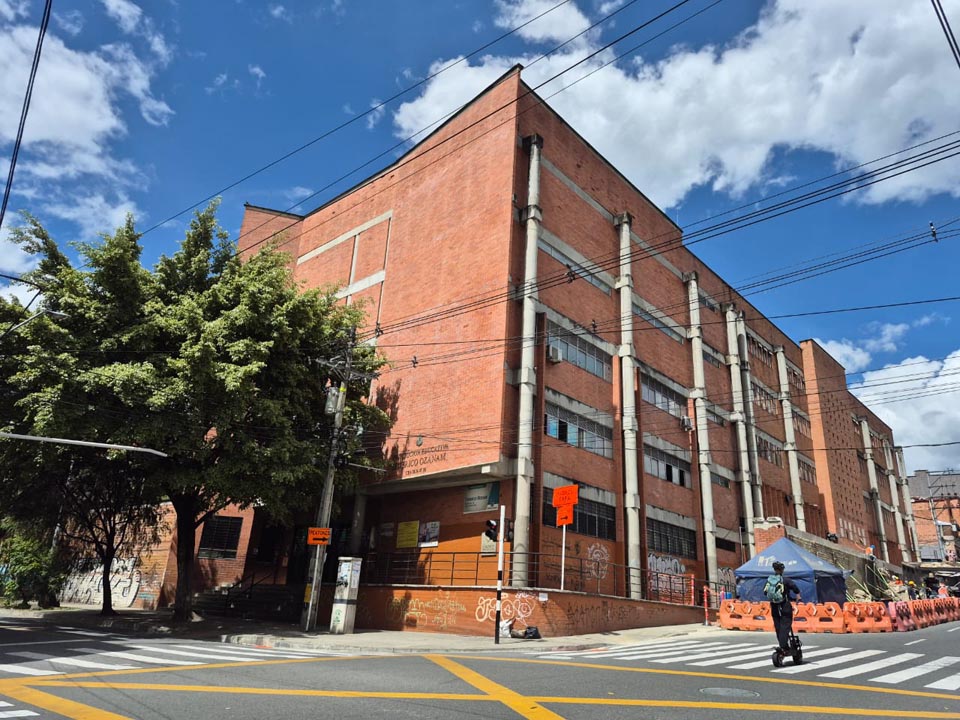Imagen ampliación de la Institución Educativa Federico Ozanam de Medellín FACHADA