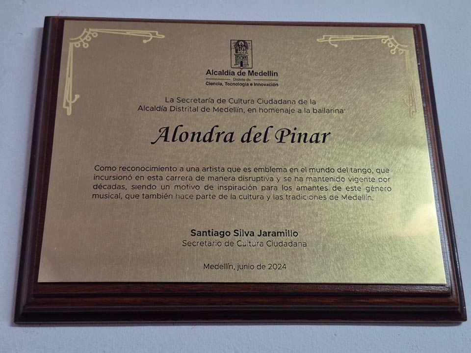 Imagen bailarina de 93 años que ha enaltecido el Festival Internacional de Tango de Medellín GALARDON - copia