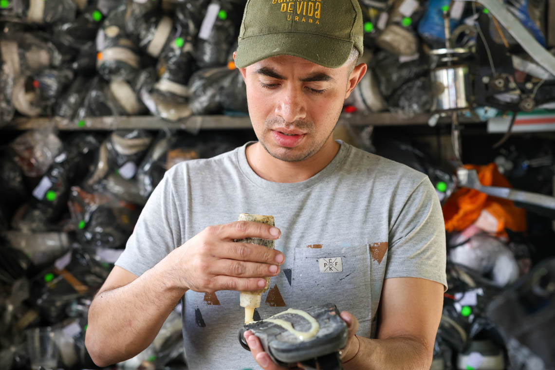 Imagen de Leonardo reparando unos zapatos