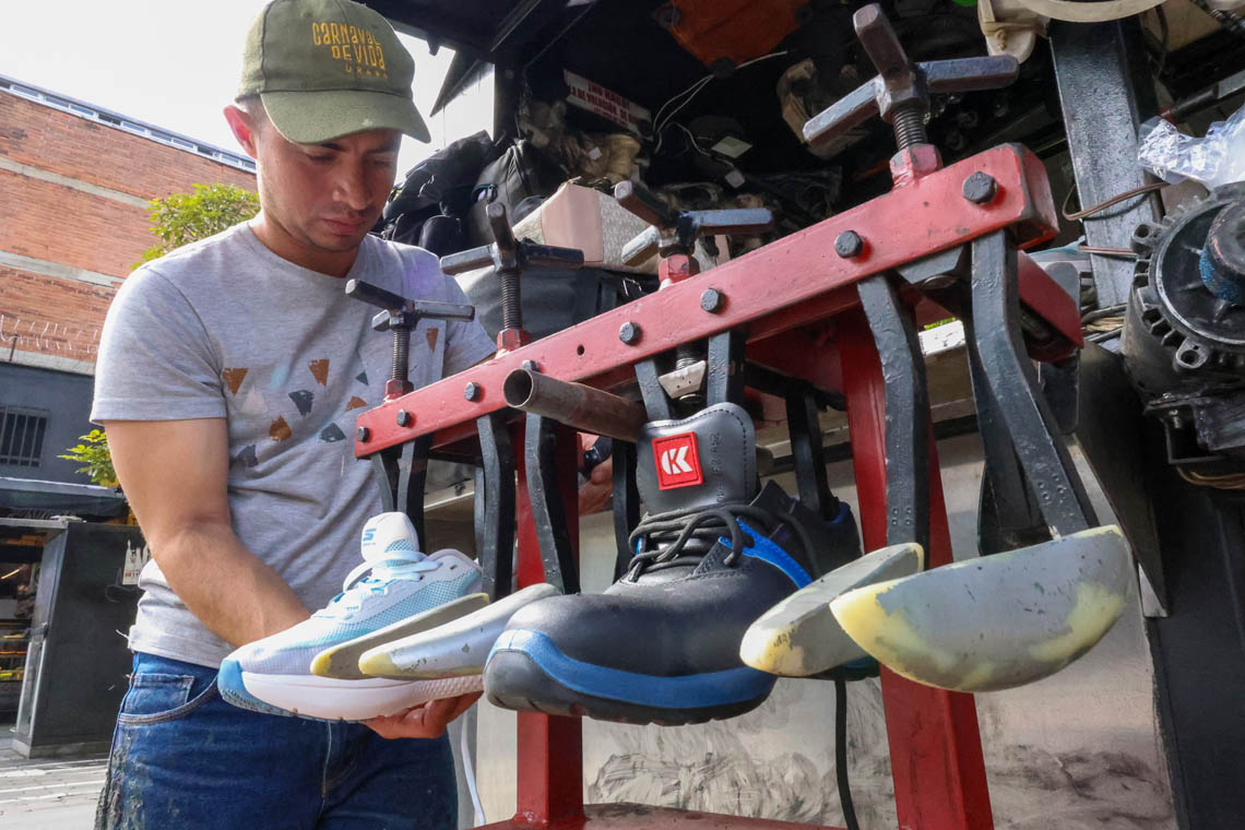 Imagen de Leonardo reparando zapatos