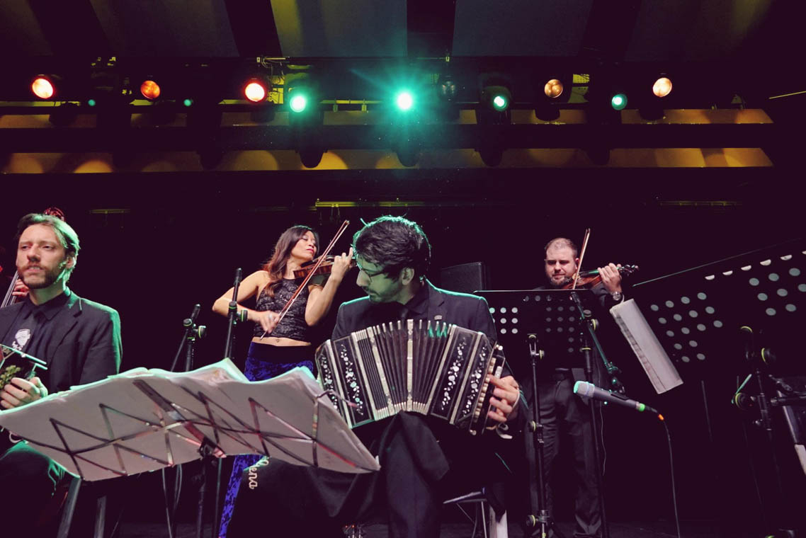 Imagen de banda tocando tangos