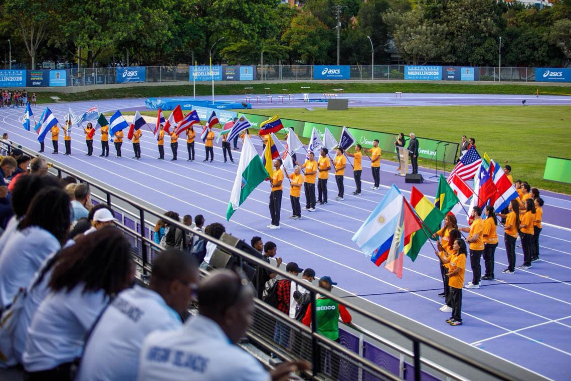 Imagen de banderas en desfile de inauguración del Campeonato Panamericano de Atletismo