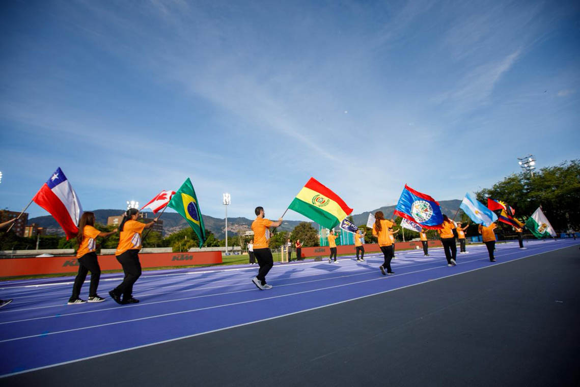 Imagen de banderas en desfile de la inauguración del Campeonato Panamericano de Atletismo