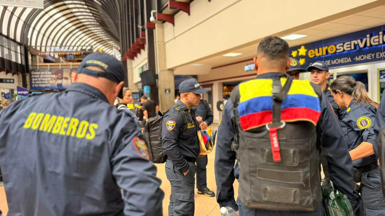 Imagen de bomberos en el aeropuerto