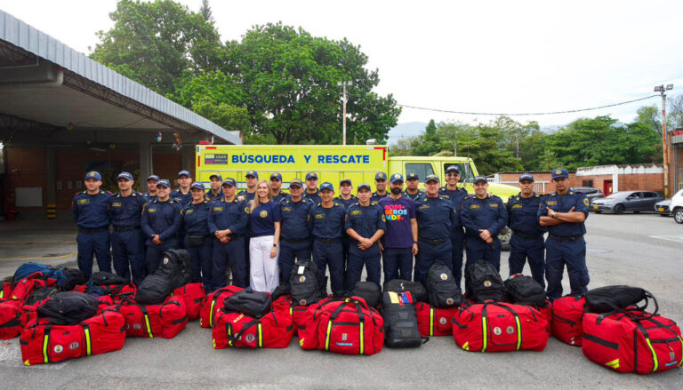 Imagen de bomberos formados con equipajes