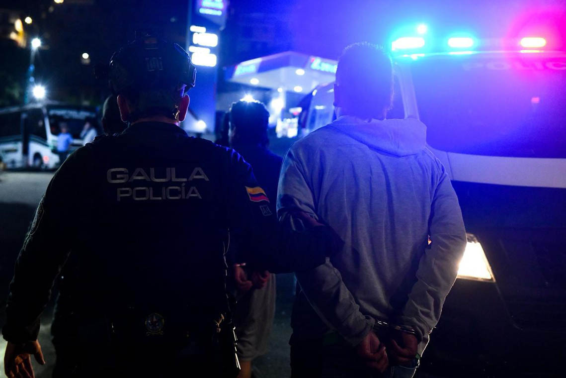 Imagen de capturado con policía