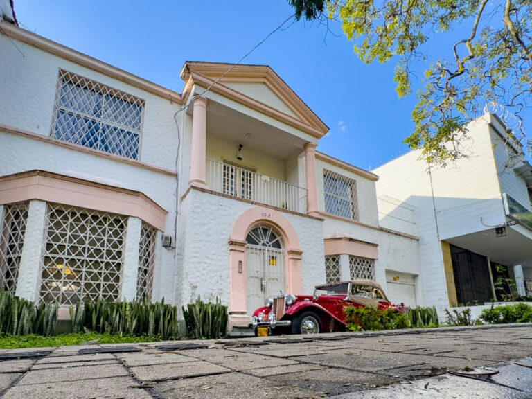 Imagen de casa con carro antiguo en el barrio Prado Centro