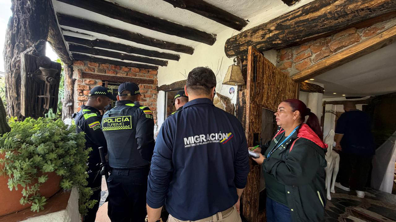 Imagen de diversos funcionarios en control de predio de alojamiento turístico