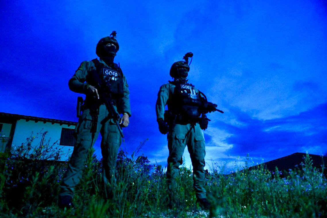 Imagen de dos policías