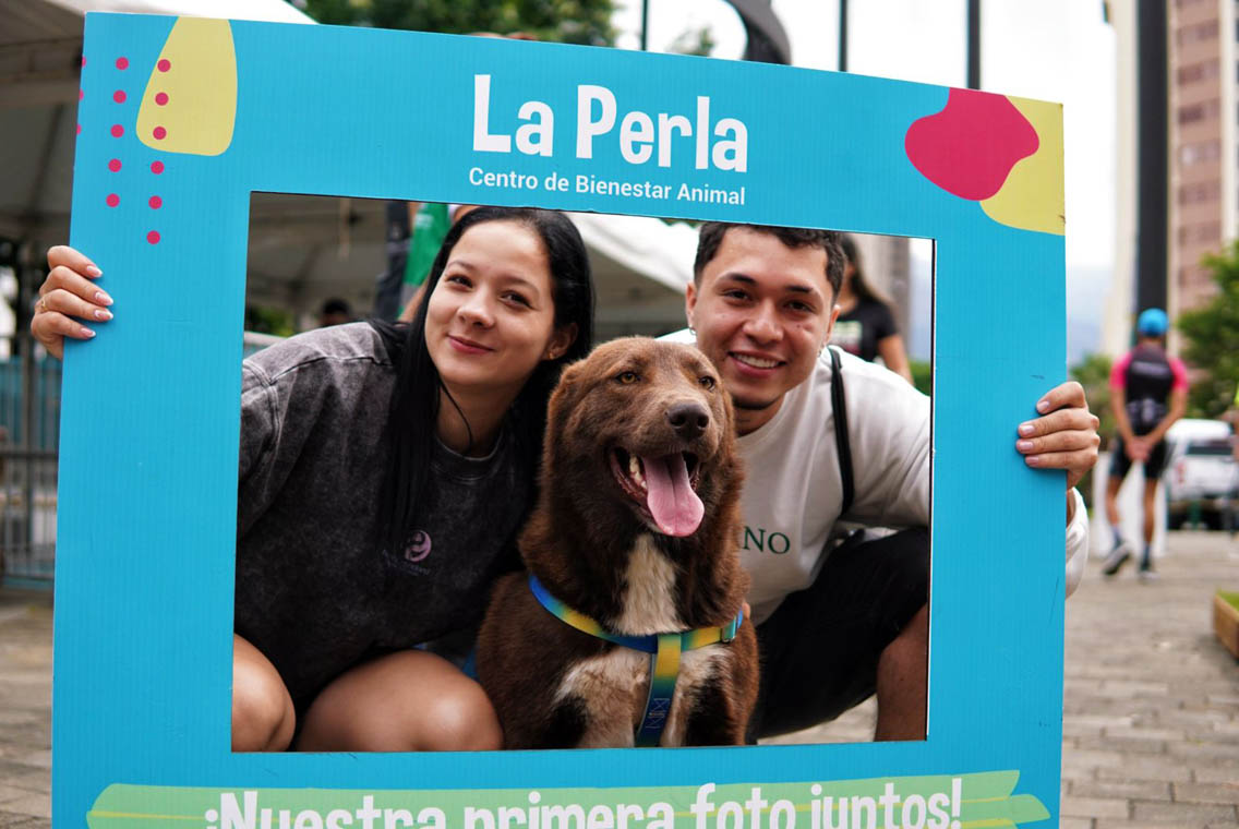 Imagen de dueños de un perro adoptado de la Perla