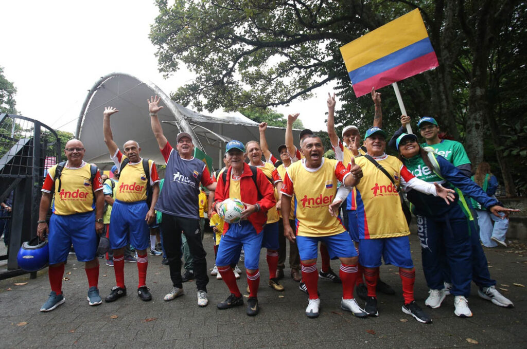 Imagen de equipo de fútbol de personas mayores