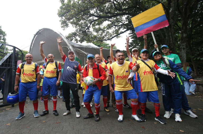 Imagen de equipo de fútbol de personas mayores