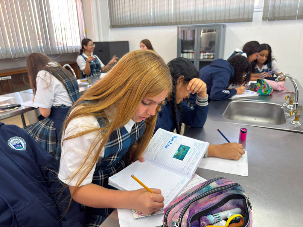 Imagen de estudiante en el del salón de clases