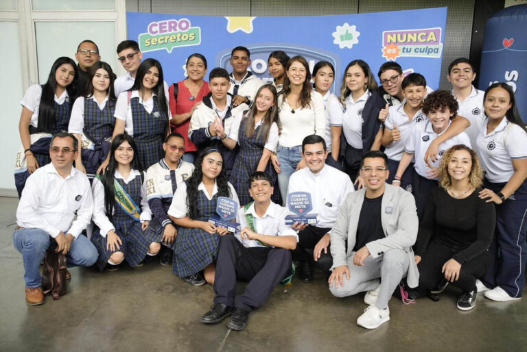 Imagen de estudiantes de colegio con la Primera Dama Margarita Gómez