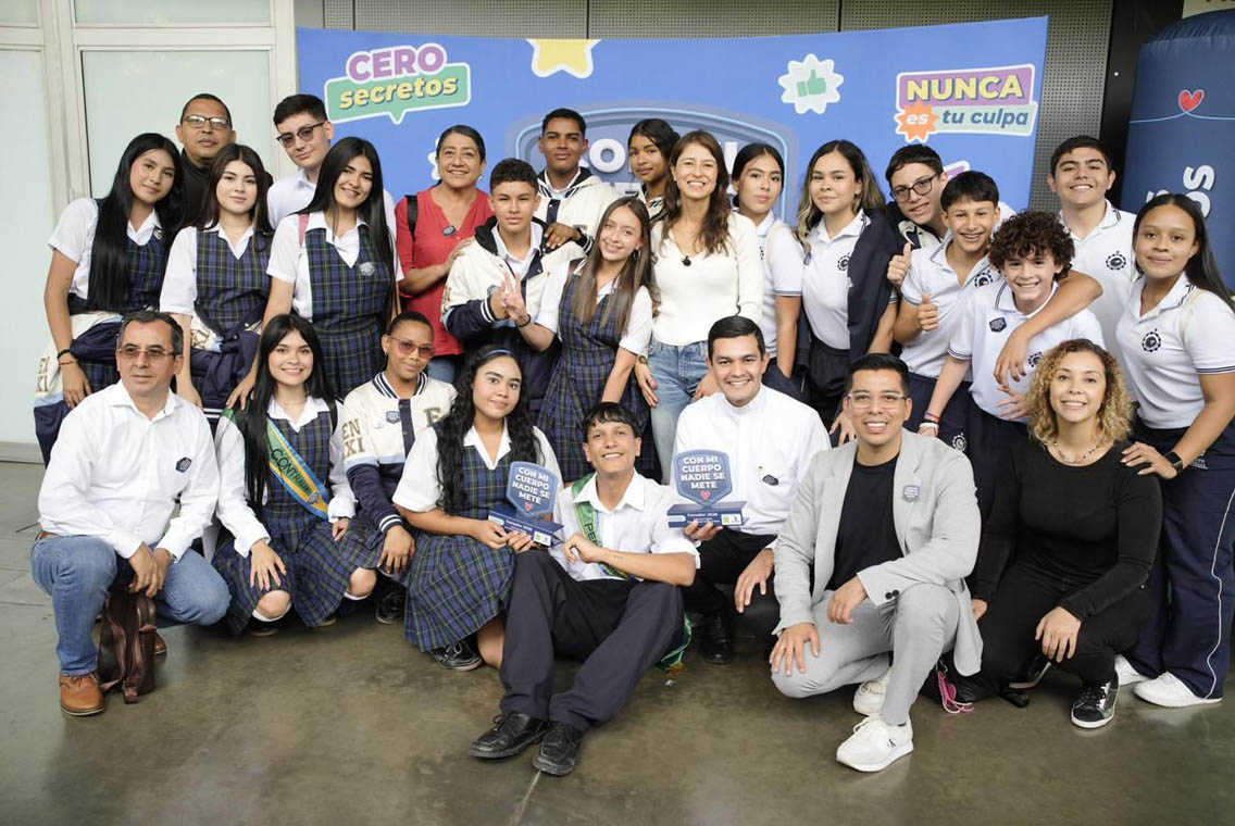 Imagen de estudiantes de colegio con la Primera Dama Margarita Gómez