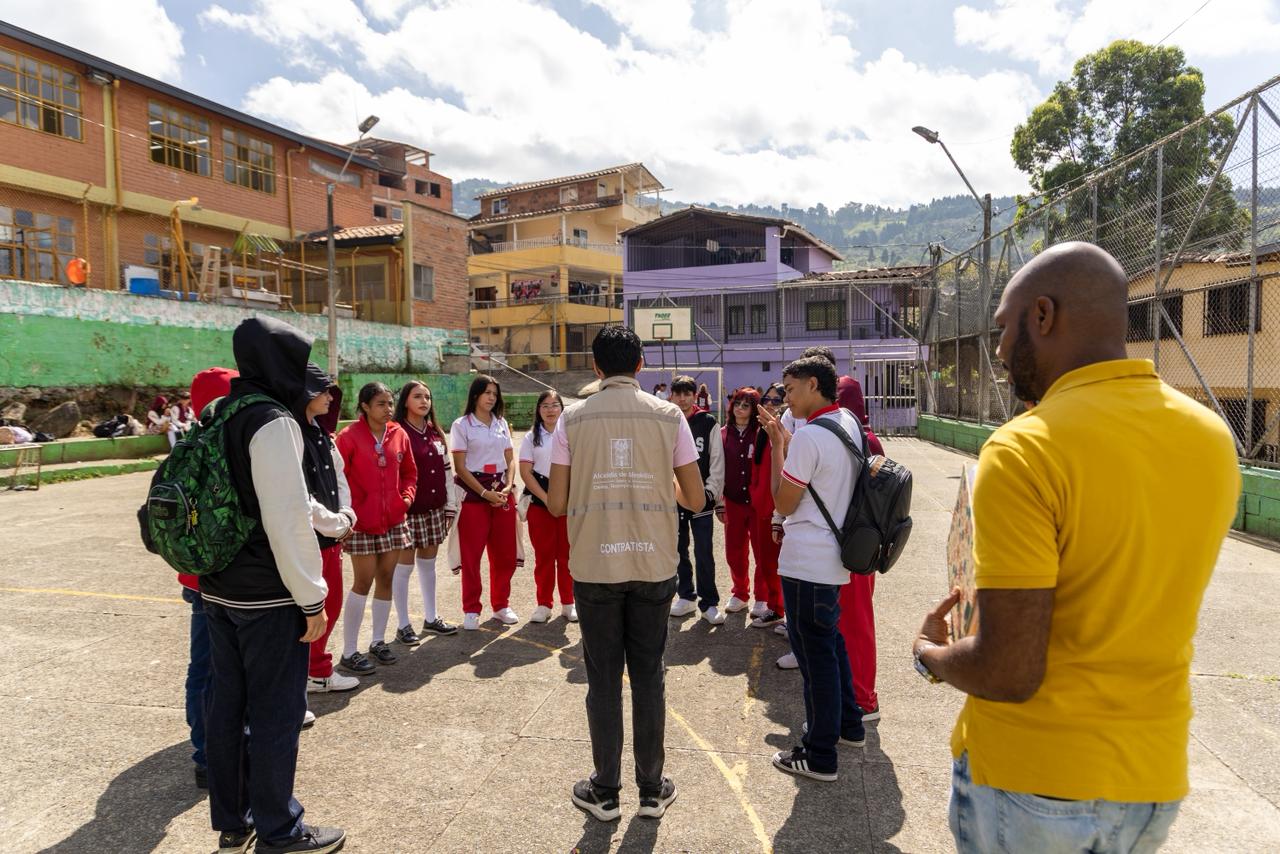 funcionario con estudiantes en patio de colegio Imagen de funcionario con estudiantes en patio de colegio