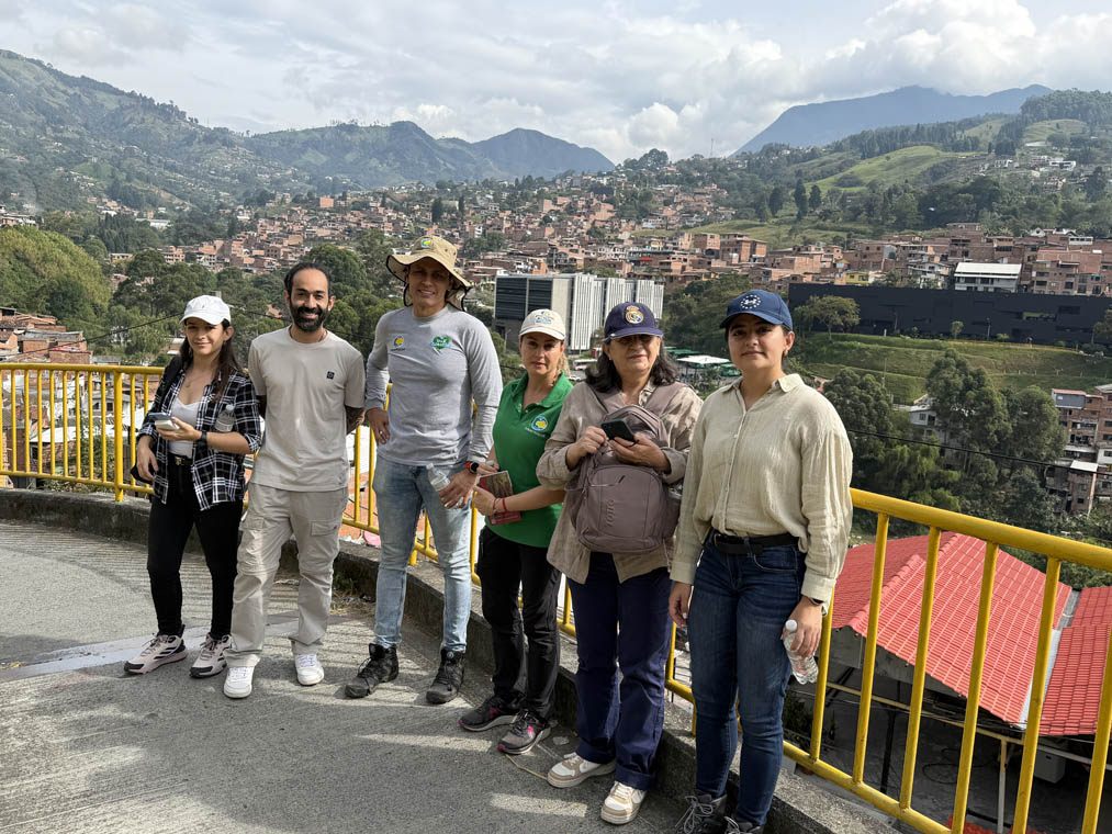 Imagen de funcionarios de Corantioquia en mirador de la ciudad