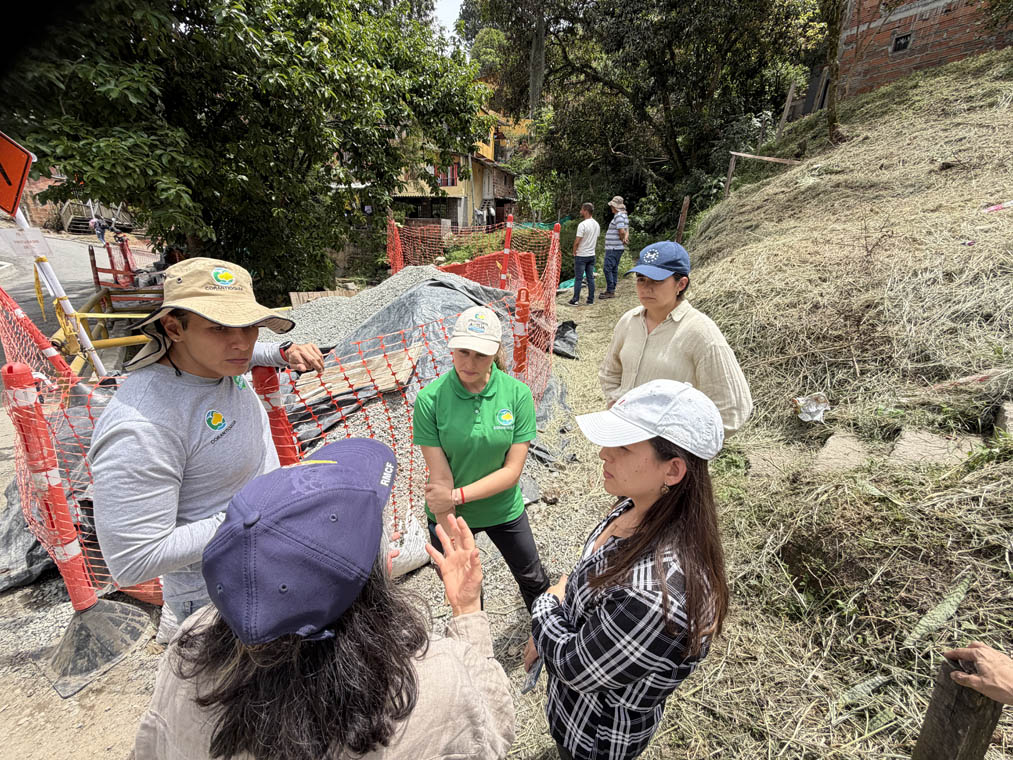 Imagen de funcionarios de Corantioquia revisando una obra
