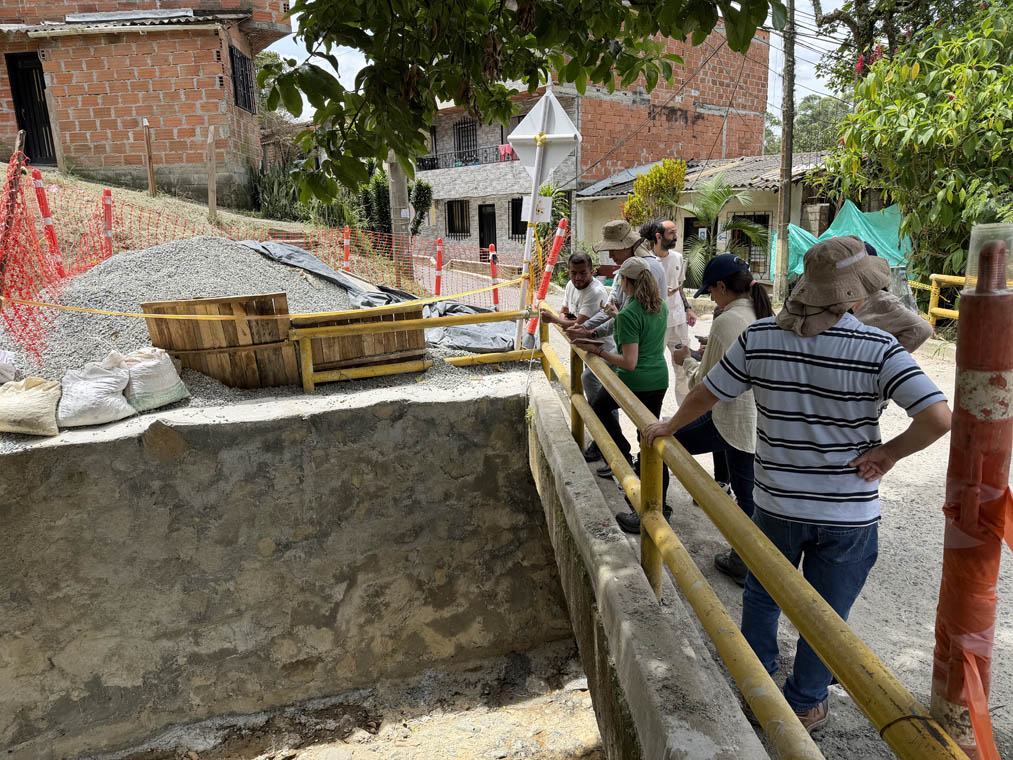 Imagen de funcionarios revisando una obra en un puente