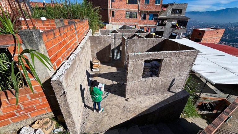 Imagen de funcionarios verificando una construcción