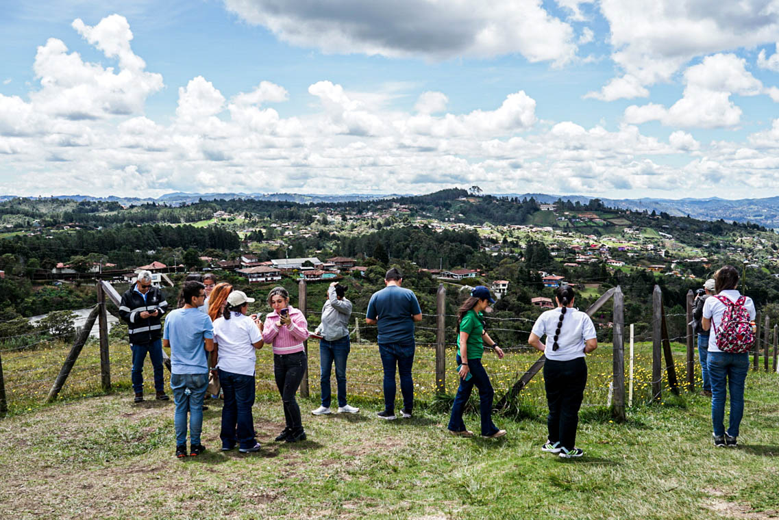 Imagen de funcionarios y personal de Corantioquia en mirador de corrregimiento