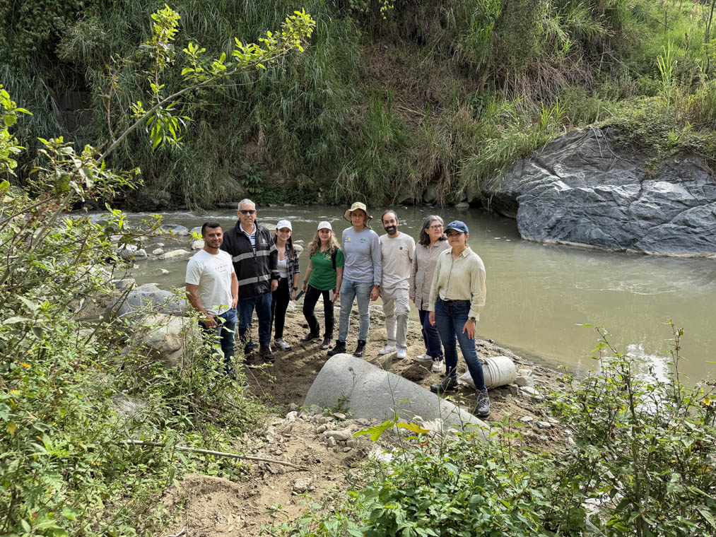 Imagen de funcionarios y personal de Corantioquia en una quebrada