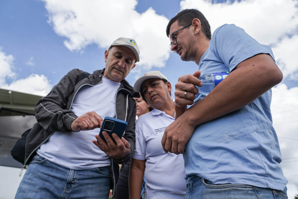 Imagen de funcionarios y personal de Corantioquia revisando un celular