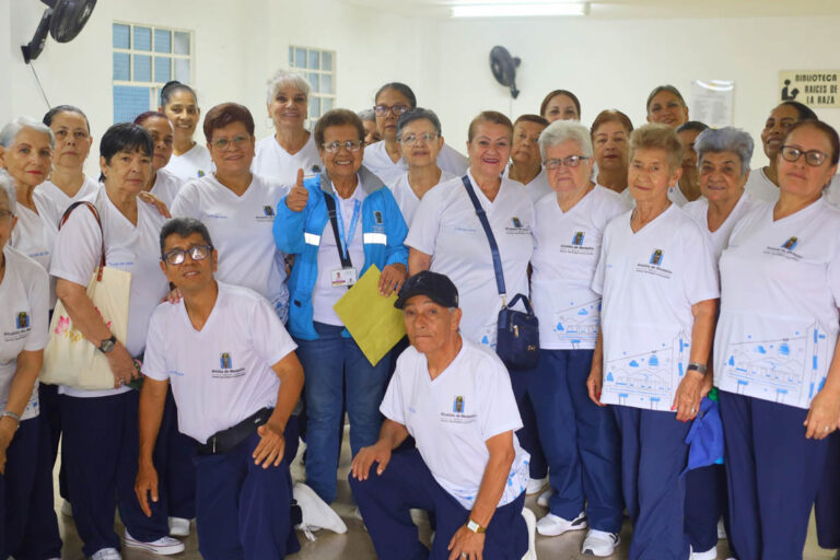 Imagen de grupo de adultos mayores