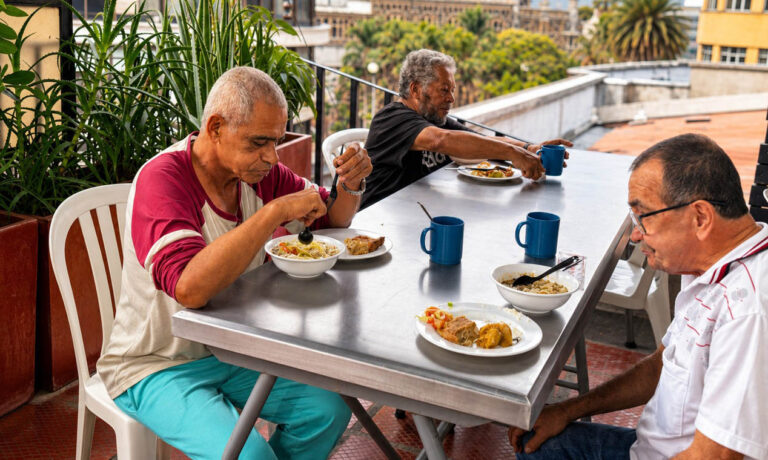 Imagen de grupo de adultos mayores comiendo