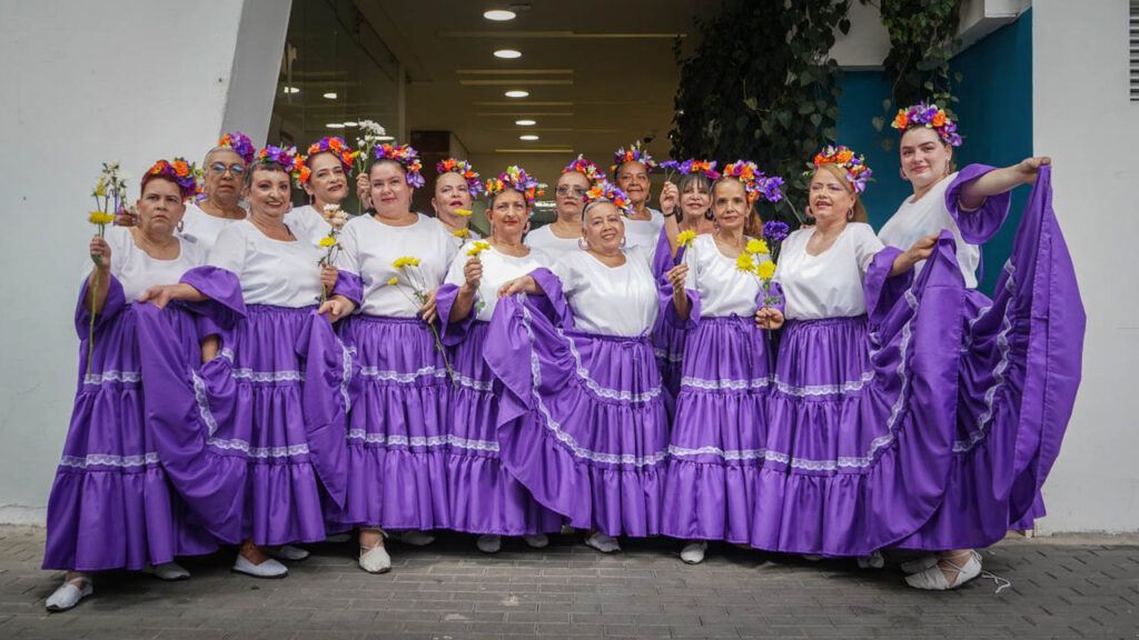 Imagen de grupo de baile de adultas mayores