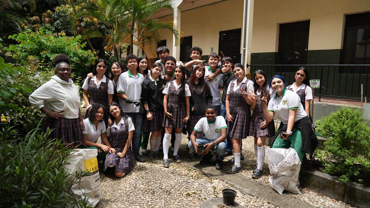 Imagen de grupo de estudiantes de colegio
