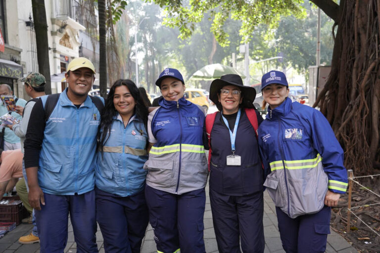 Imagen de grupo de funcionarios