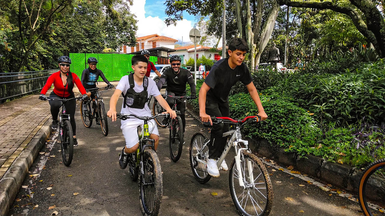 Imagen de grupo de jóvenes en bicicleta