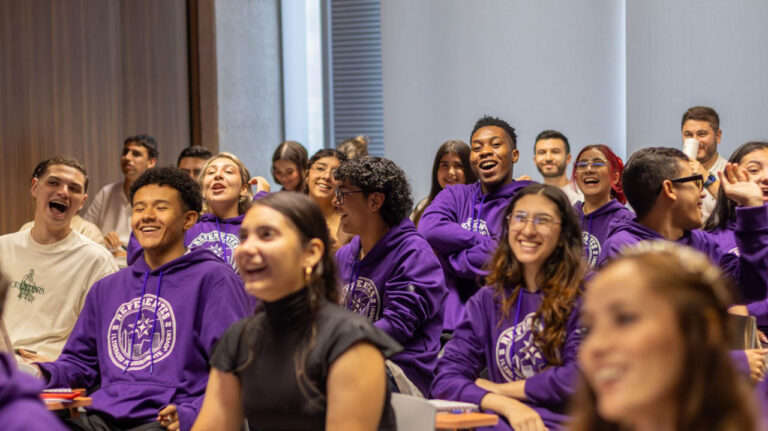 Imagen de grupo de jóvenes reunidos